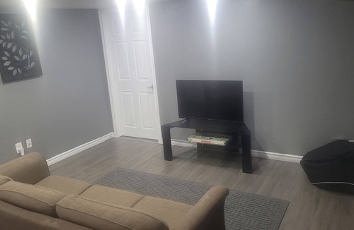 St. Catharines House | Beautiful Peaceful 3bed Apartment