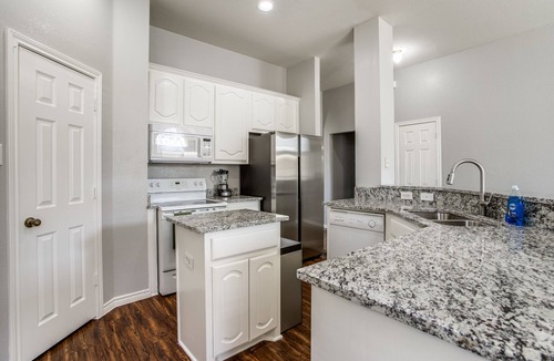 DeSoto House | Beautiful peaceful home in modern neighborhood with parks