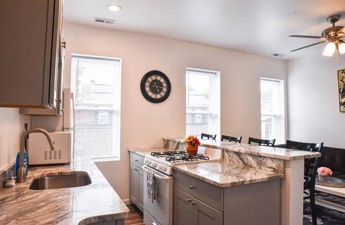Mount Washington Apartment | Beautiful Pittsburgh home-walkable area w parking