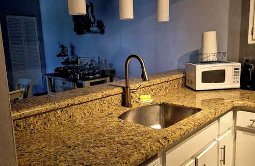 Biggar House | Beautiful place pickleball close to Costco and all restaurants 7 mins beach.