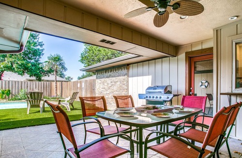 Cowley House | Beautiful Plano Home - Swimming Pool and Game Room