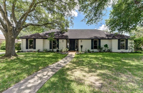 Friendswood House | Beautiful Pool! Relaxing Spacious Home