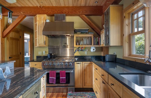 South Hero House | Beautiful post & beam lakefront getaway