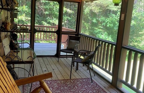 Laurelville Cabin | BEAUTIFUL, private, creek-side cabin—hot tub, fire pit, close to everything!