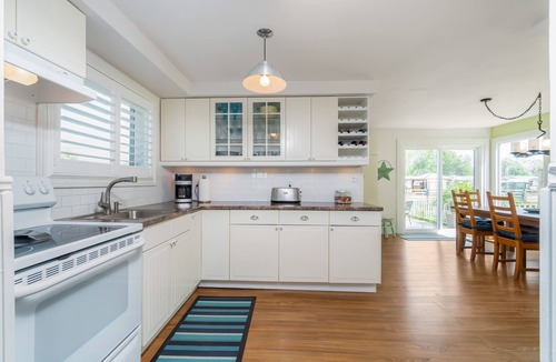 Long Point Cottage | Beautiful Private Lane Getaway, backs directly onto the channel!