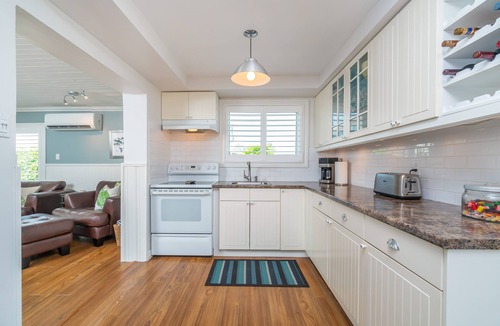 Long Point Cottage | Beautiful Private Lane Getaway, backs directly onto the channel!