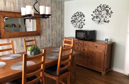 Long Point Cottage | Beautiful Private Lane Getaway, backs directly onto the channel!