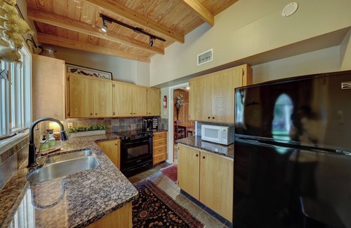 Hunt House | Beautiful & Private Riverfront, TOAD HALL ONE!
