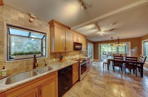 Hunt House | Beautiful & Private Riverfront, TOAD HALL ONE!