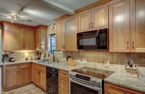 Hunt House | Beautiful & Private Riverfront, TOAD HALL ONE!
