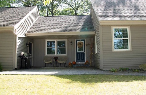 Bristol House | Beautiful Private Setting !