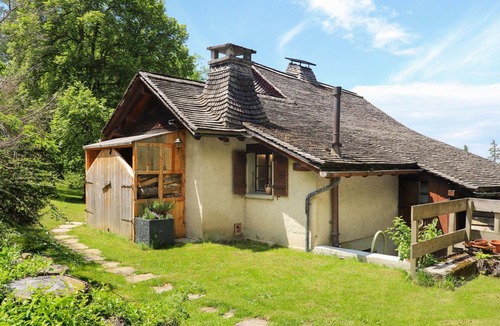 Caux House | Beautiful private villa for 5 people with WIFI, TV, terrace, pets allowed and panoramic view