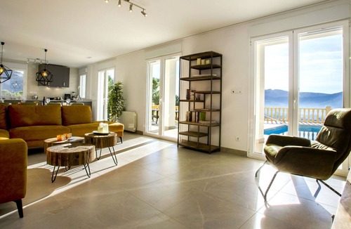 Alcalali Villa | Beautiful private villa with WIFI, A/C, private pool, TV, patio, pets allowed and panoramic view