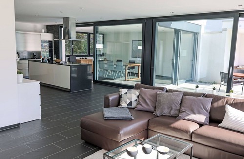 Ruetli House | Beautiful private villa for 10 guests with WIFI, TV, patio and pets allowed