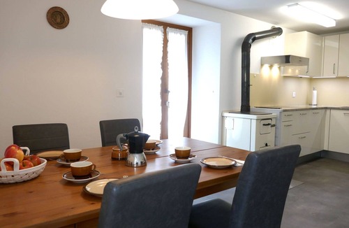 Grono House | Beautiful private villa for 5 people with WIFI, TV, patio, pets allowed and panoramic view