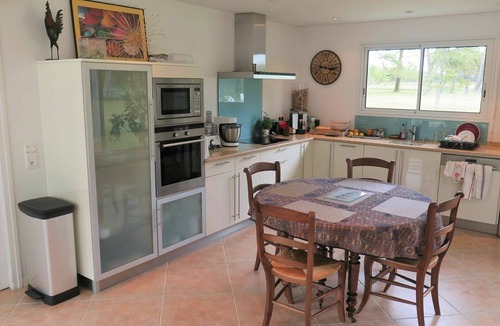 Losse Villa | Beautiful private villa for 6 guests with WIFI, A/C, private pool, TV, terrace and parking