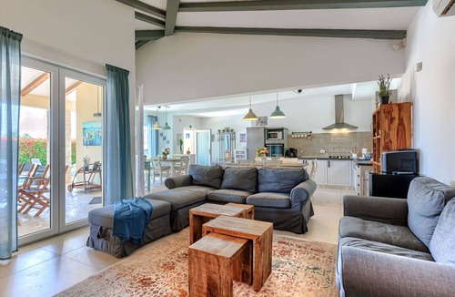 Muzini Villa | Beautiful private villa for 12 people with private pool, A/C, WIFI, TV and terrace