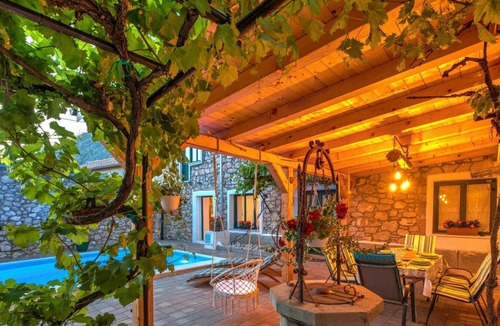 Drivenik House | Beautiful private villa for 6 guests with WIFI, A/C, private pool, TV, patio and parking