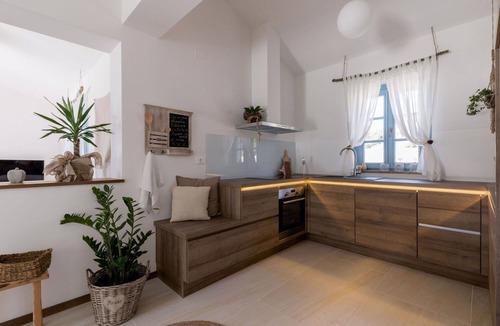 Vardica House | Beautiful private villa with WIFI, private pool, hot tub, A/C, TV, patio and pets allowed