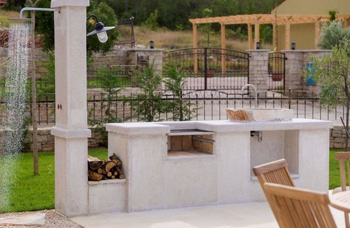 Vardica House | Beautiful private villa with WIFI, private pool, hot tub, A/C, TV, patio and pets allowed
