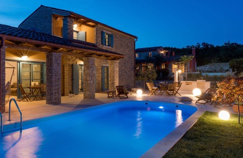 Vardica House | Beautiful private villa with WIFI, private pool, hot tub, A/C, TV, patio and pets allowed