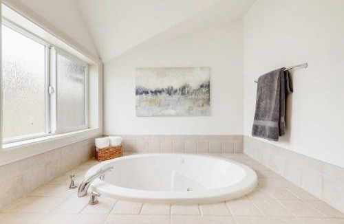 East Queen Anne House | Beautiful Queen Anne home with Space Needle views