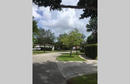 Coral Way House | Beautiful Quiet Neighborhood