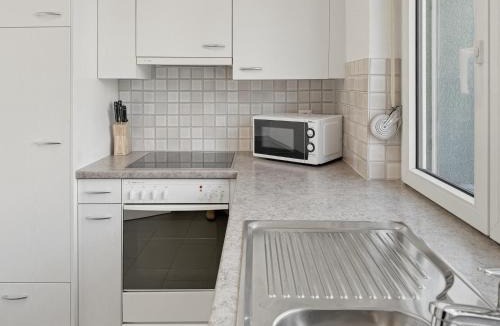 Hirslanden Apartment | Beautiful, quite and very central 2 bedroom flat (Sky6)