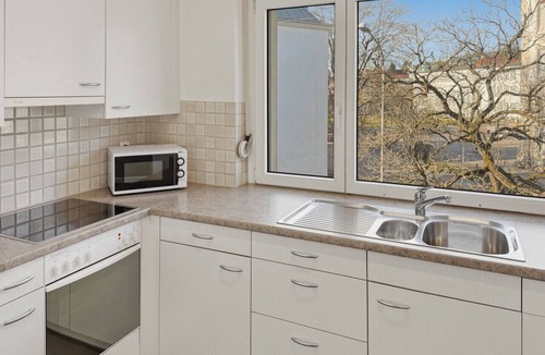 Hirslanden Apartment | Beautiful, quite and very central 2BR flat (Sky6)