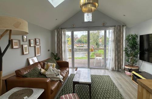 Twickenham Riverside Villa | Beautiful&quite warehouse