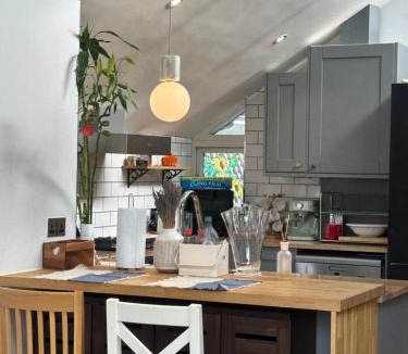 Twickenham Riverside Villa | Beautiful&quite warehouse