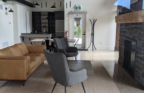Collingwood Condo | Beautiful Retreat nestled near Blue Mountain & SPA