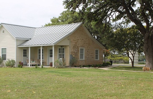 Boerne Cottage | Beautiful Renovated Cottage w/ Shared Pool, Hot Tub & Free Wifi