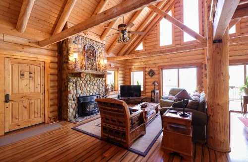 Stonehouse House | Beautiful River-Front Log Cabin Near Williamsburg