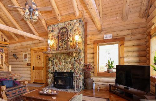 Stonehouse House | Beautiful River-Front Log Cabin Near Williamsburg