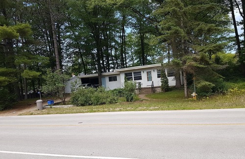 Wasaga Beach Cottage | BEAUTIFUL RIVERFRONT HOUSE FOR RENT BOATING AND SKI SEASON