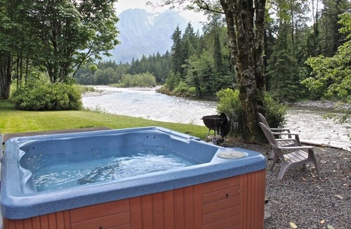 Index Cabin | Beautiful Riverfront Getaway in the Cascade Mountains