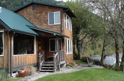 Index Cabin | Beautiful Riverfront Getaway in the Cascade Mountains