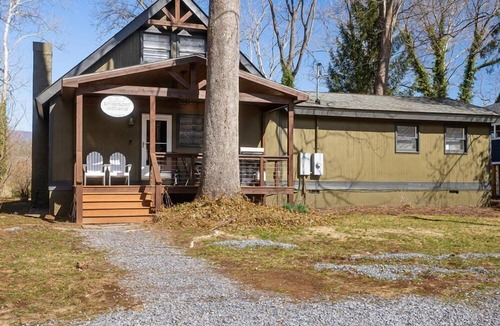 Shenandoah House | Beautiful Riverfront Retreats | Sleeps 24 w/Hot Tubs, Firepits & Scenic Views