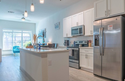 Downtown San Antonio Apartment | Beautiful RiverWalk Apt with Full Amenities, King Bed, Pool, Gym, Free Parking