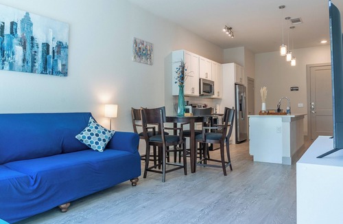 Downtown San Antonio Apartment | Beautiful RiverWalk Apt with Full Amenities, King Bed, Pool, Gym, Free Parking