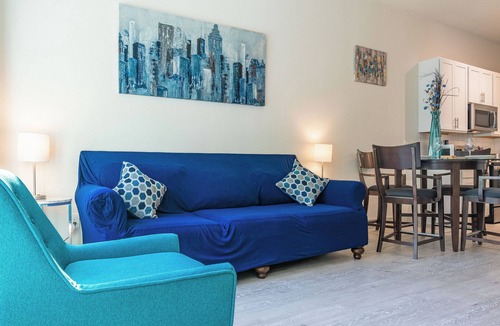 Downtown San Antonio Apartment | Beautiful RiverWalk Apt with Full Amenities, King Bed, Pool, Gym, Free Parking