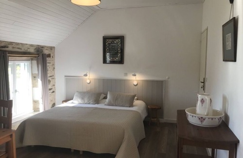 Chalais Bed & Breakfast | Beautiful room (3/4) in the old farm