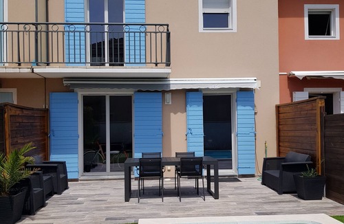 La Couronne House | Beautiful room with desk and private bathroom