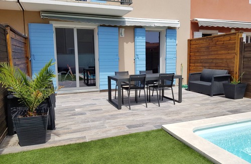 La Couronne House | Beautiful room with desk and private bathroom