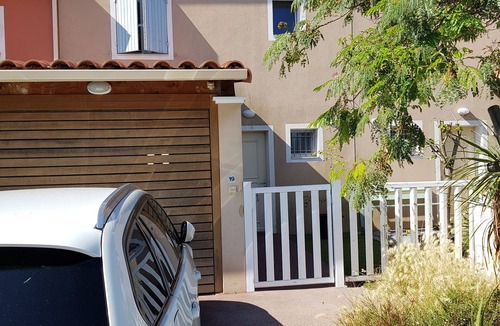 La Couronne House | Beautiful room with desk and private bathroom