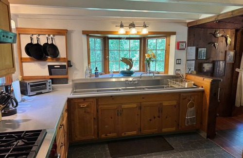 Grants Pass House | Beautiful Rustic Cabin on the Rogue River