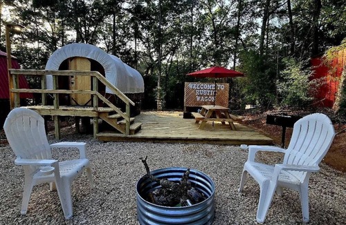 Jefferson House | Beautiful Rustic Wagon with Modern Interior and Outdoor Hot Tub for a Unique Romantic Getaway near Lake O' the Pines, Texas