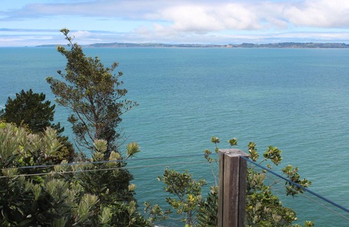 Waiwera Apartment | beautiful sea view with private beach