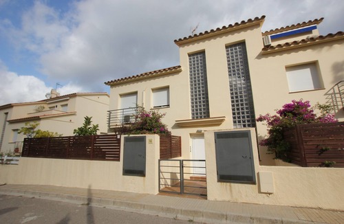 Llanca Apartment | Beautiful seaside apartment in quiet neighborhood
